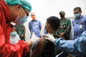 mercususar/ -Gubernur Ganjar Pranowo meninjau pelaksanaan vaksinasi di RSUD dan RST Dr. Asmir Kota Salatiga. Rabu (17/3)