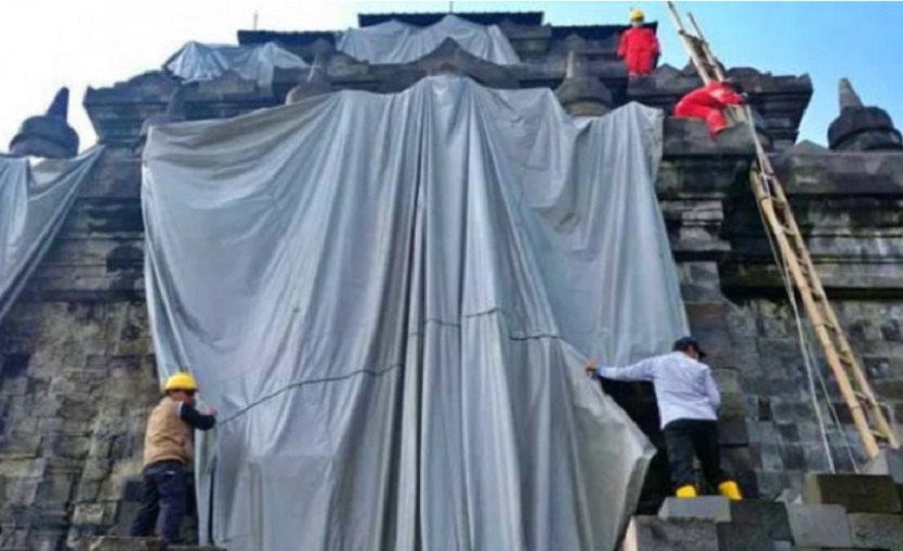 penutup candi mendut dilepas