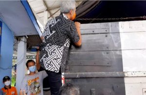 ganjar panjat truk