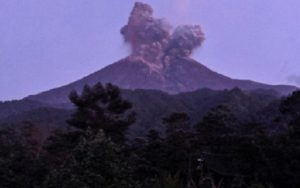 merapi keluarkan awan panas