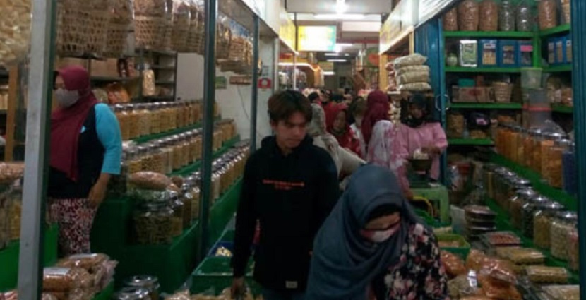 pasar dipenuhi pengunjung