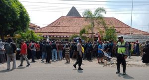 ratusan warga geruduk bpn