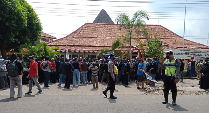 ratusan warga geruduk bpn
