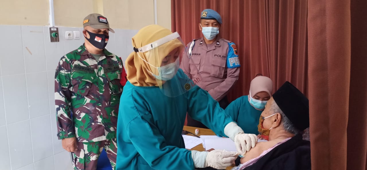 babinsa mengamankan vaksin