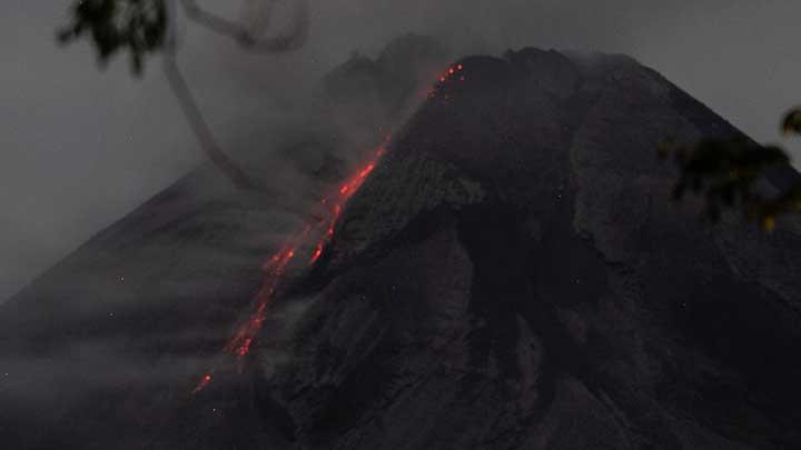 gunung merapi luncurkan lava pijar
