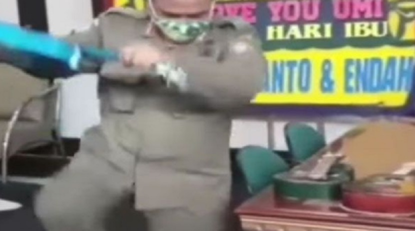 patahkan ukulele