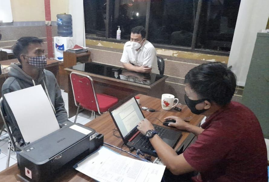 sebar foto bugil ditangkap