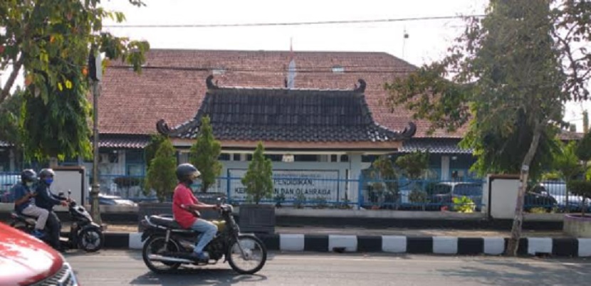 tepis siswanya ciuman