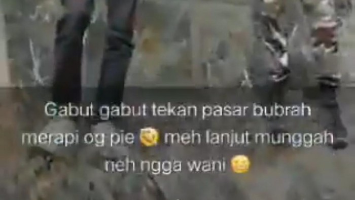 viral remaja mendaki merapi
