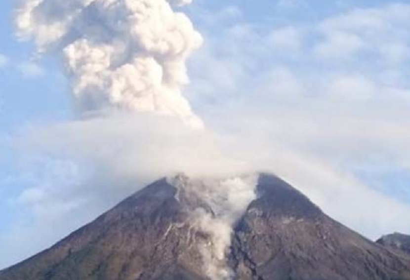 intens luncurkan awan panas