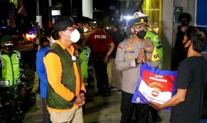 salurkan bantuan ppkm