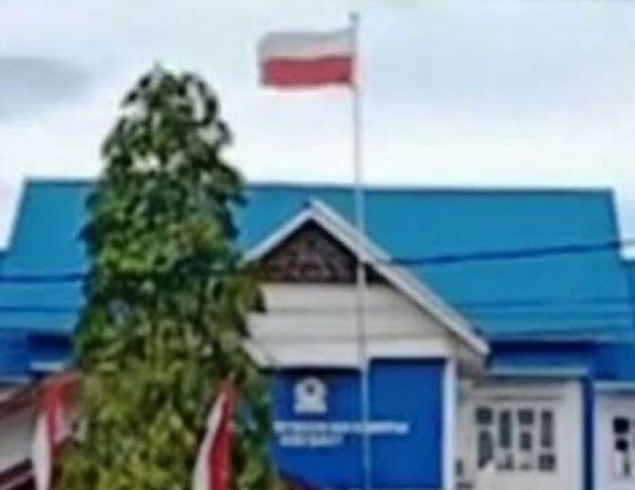 bendera terbalik