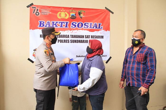 polres sukoharjo berbagi kepada keluarga tahanan