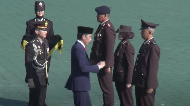 jokowi anugerahkan bintang bhayangkara nararya kepada 3 anggota polri tangkapan layar youtube 169