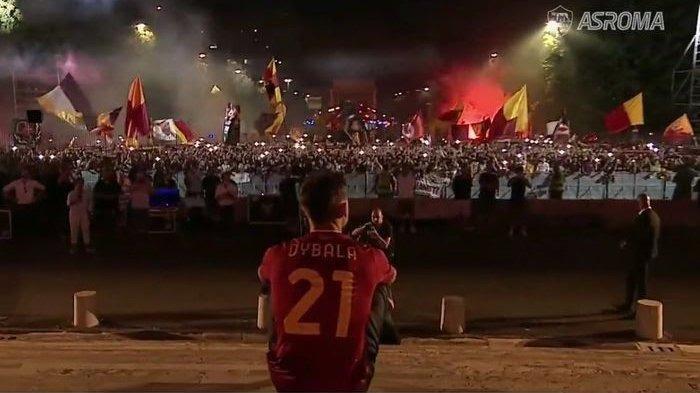 momen perkenalan paulo dybala di depan 10 ribu fan as roma