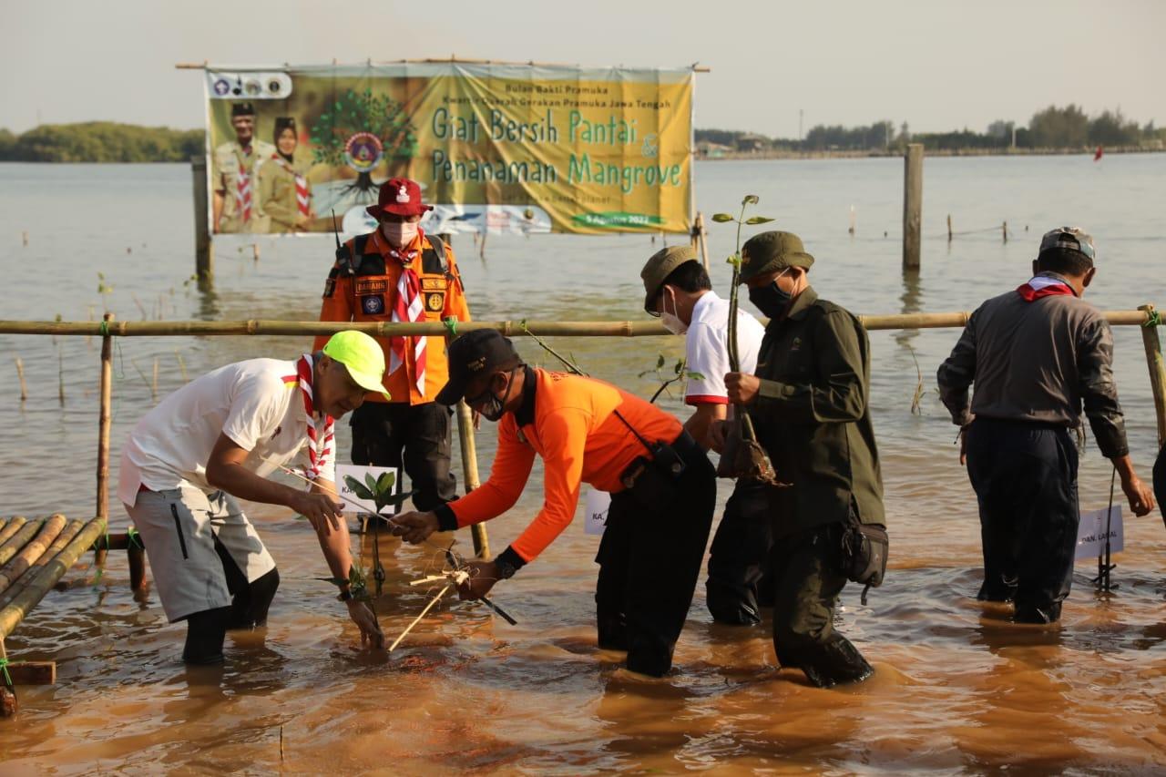 Ganjar dan PramukaTanam 3.500 Bibit Mangrove di Semarang 1 IMG 20220805 WA0037