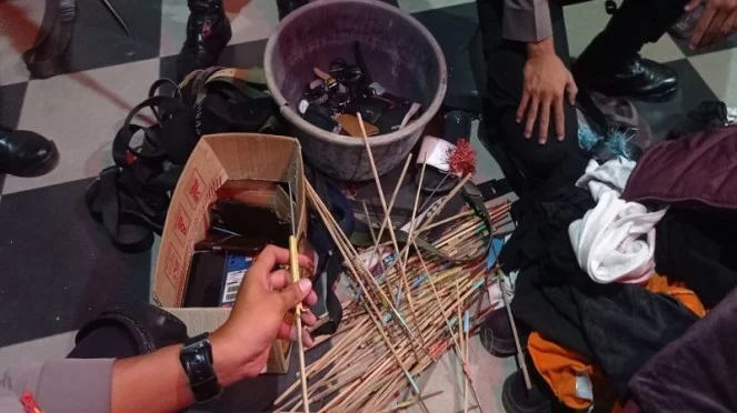 631f16db0be4e busur panah yang diamankan dari markas ormas batalyon 120 makassar 663 372