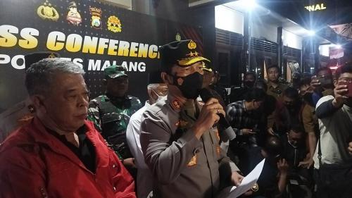 breaking news 127 orang tewas dalam kerusuhan arema fc vs persebaya dua anggota polisi dAYkdtmX4A.jfif