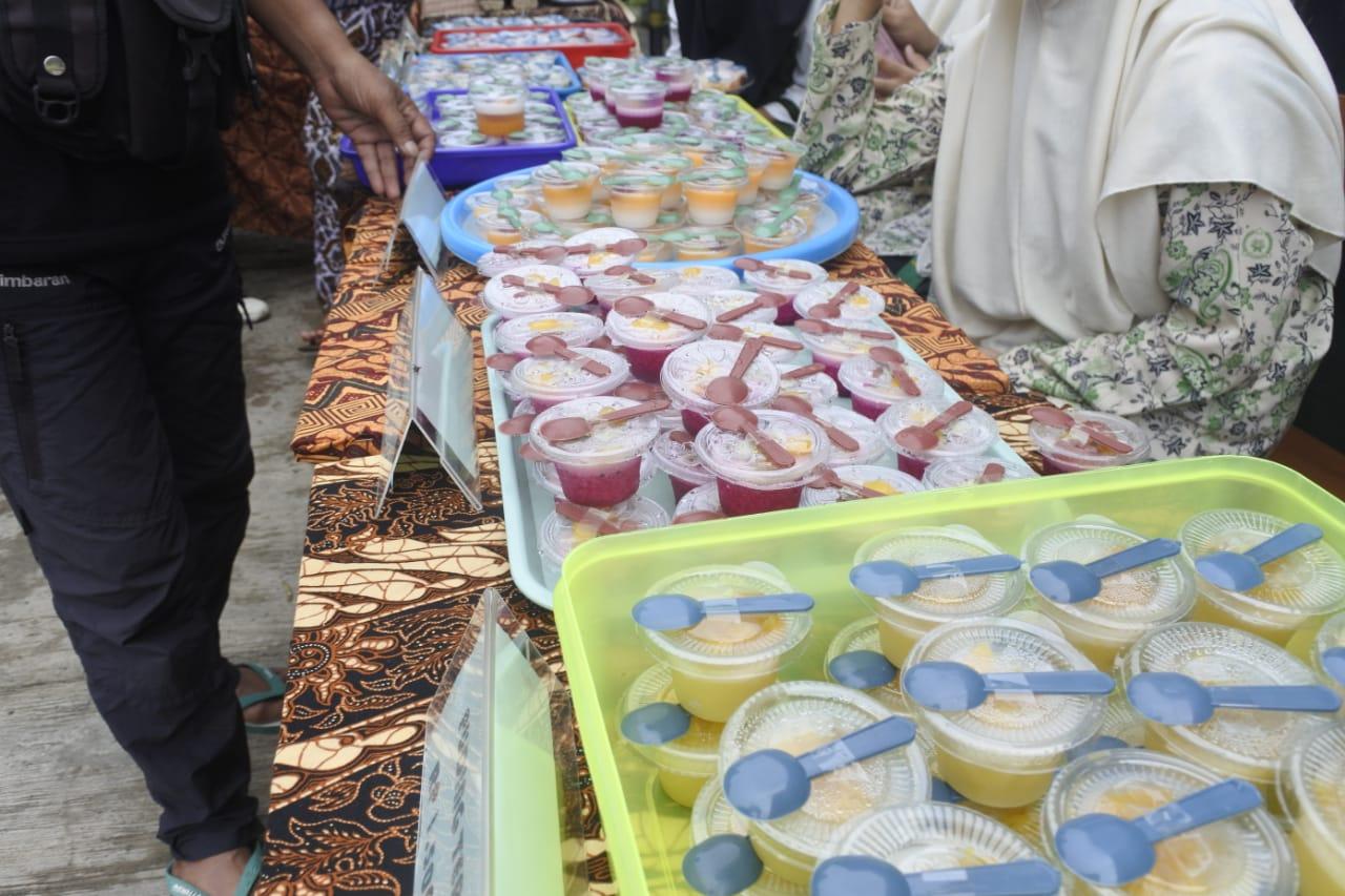 Jualan di Art Expo Pensi and Market Day, Kelas 7b MTs Negeri 3 Purbalingga Sajikan Puding Sutra 1 IMG 20221125 WA0018