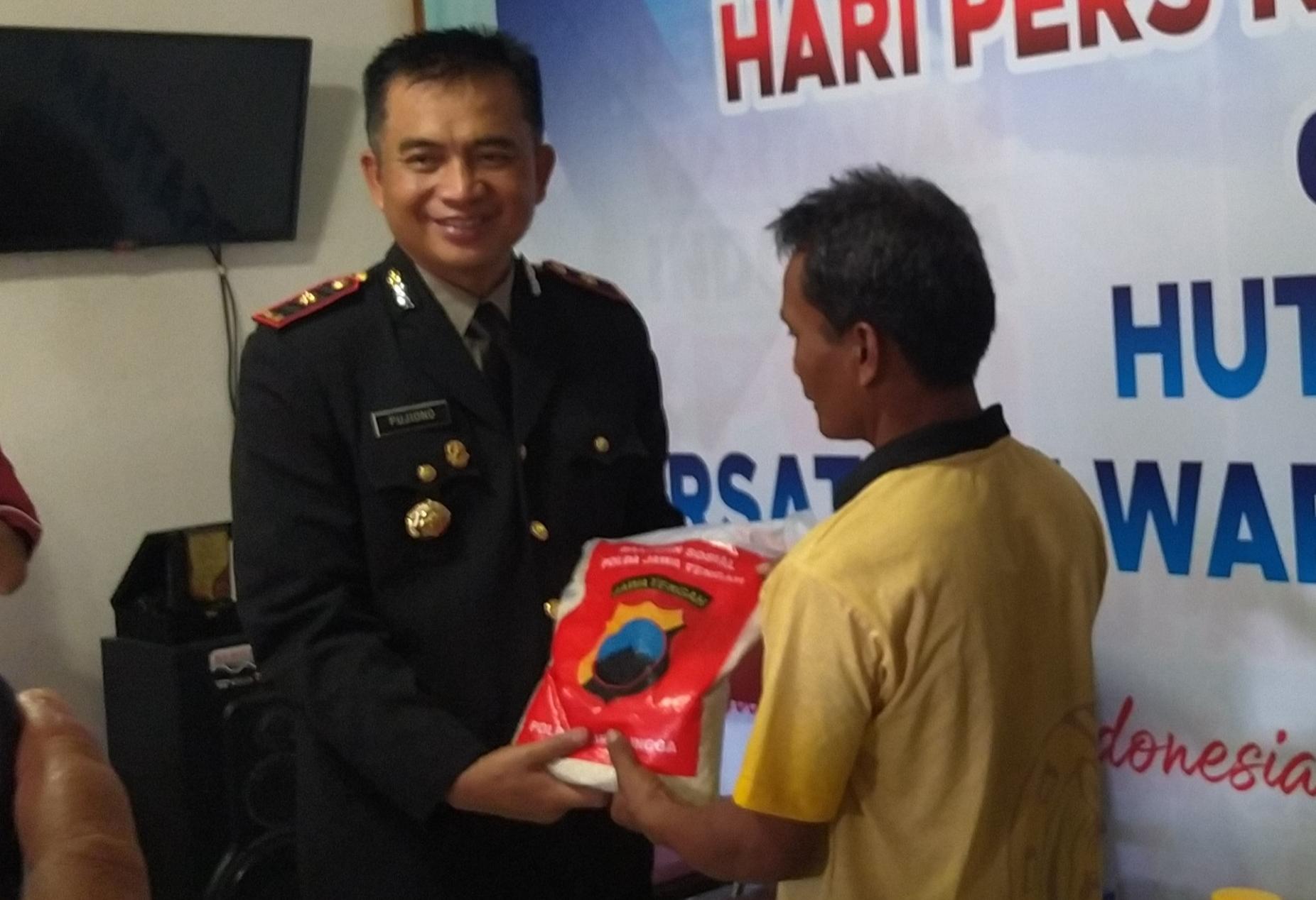 <strong>Peringati HUT Humas Polri, Polres Purbalingga Berbagi dengan Loper Koran</strong> 1 IMG 20221103 104457