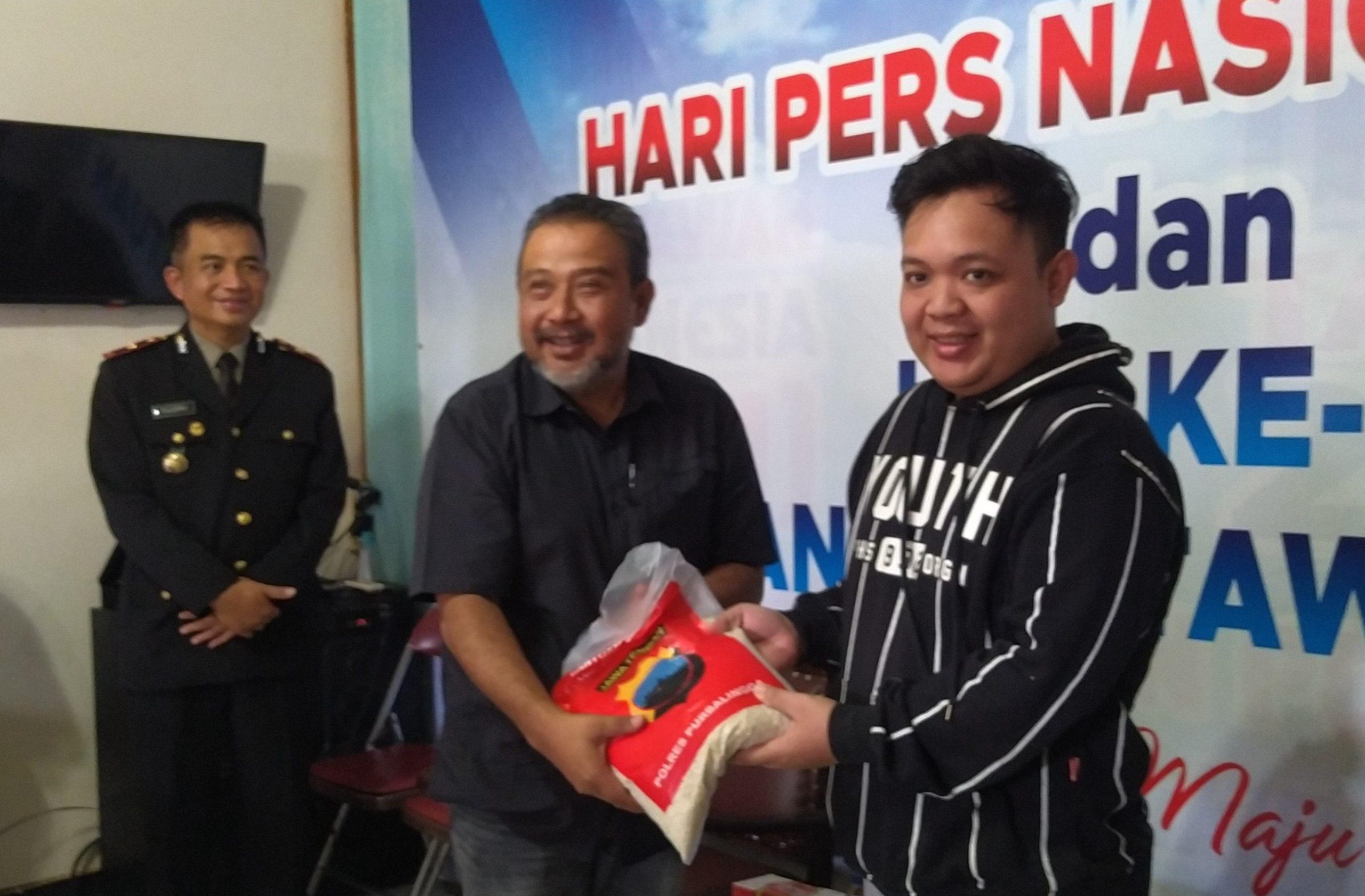 <strong>Peringati HUT Humas Polri, Polres Purbalingga Berbagi dengan Loper Koran</strong> 2 IMG 20221103 104600 1 scaled