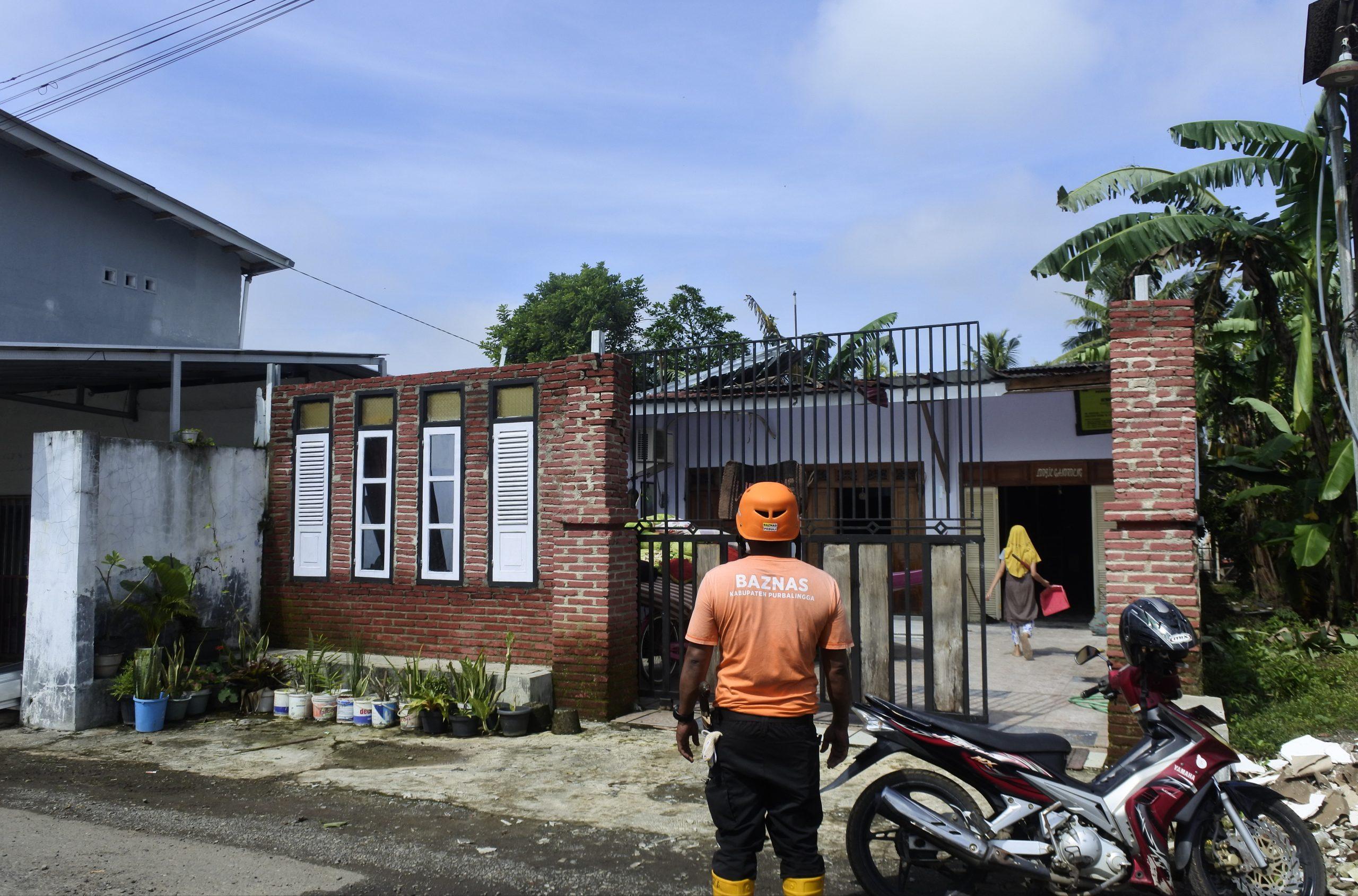 <strong>Warga dan Relawan Kerja Bakti, Pemkab dan BPBD Kirim Bantuan Buat Warga Terdampak Angin Kencang</strong> 1 IMG 20221109 095051 scaled