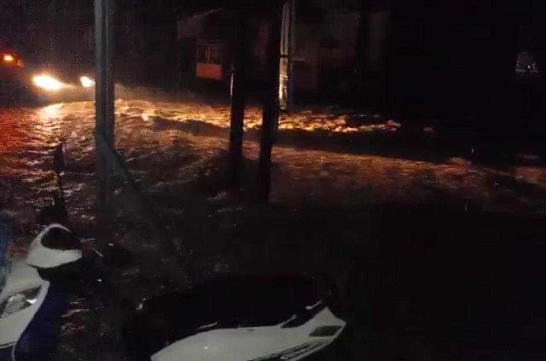 <br><strong>Hujan Deras di Purbalingga Mengakibatkan Banjir, Puluhan Warga Diungsikan.</strong> 1 IMG 20221119 013856