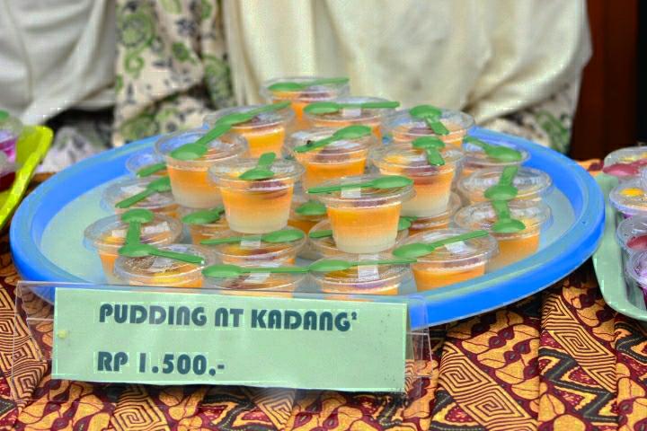 Jualan di Art Expo Pensi and Market Day, Kelas 7b MTs Negeri 3 Purbalingga Sajikan Puding Sutra 5 IMG 20221125 100746