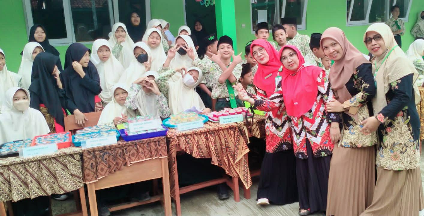 Jualan di Art Expo Pensi and Market Day, Kelas 7b MTs Negeri 3 Purbalingga Sajikan Puding Sutra 3 IMG 20221125 101418