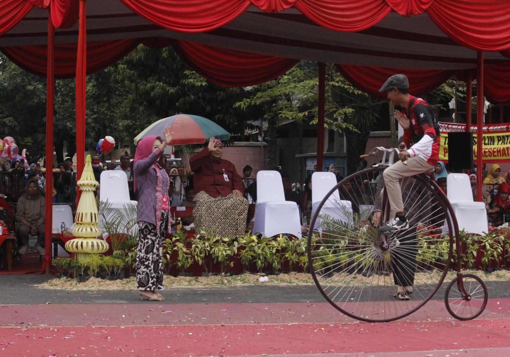 <strong>Old and New Dalam Purbalingga Carnival Vaganza 2022, Sepeda Penny Farthing dan </strong><strong>Motor Listrik</strong><strong> Tampil Eksotik</strong> 1 IMG 20221224 183131