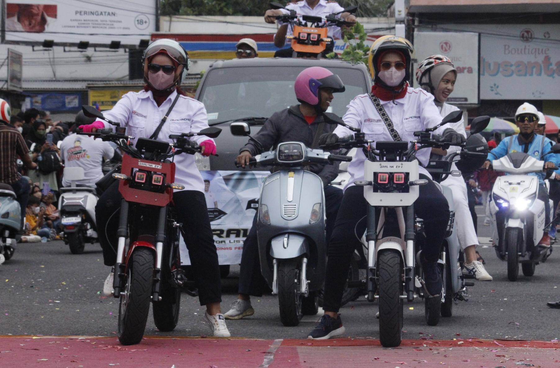 <strong>Old and New Dalam Purbalingga Carnival Vaganza 2022, Sepeda Penny Farthing dan </strong><strong>Motor Listrik</strong><strong> Tampil Eksotik</strong> 2 IMG 20221224 183430