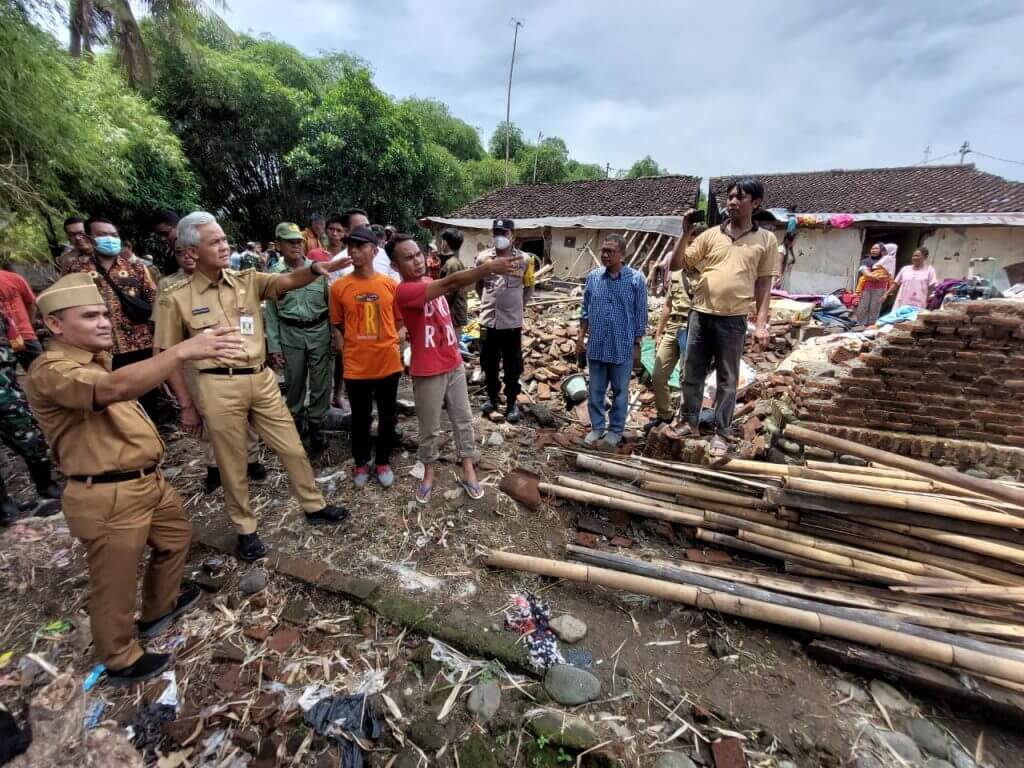 Tinjau Banjir Brebes 1024x768 1