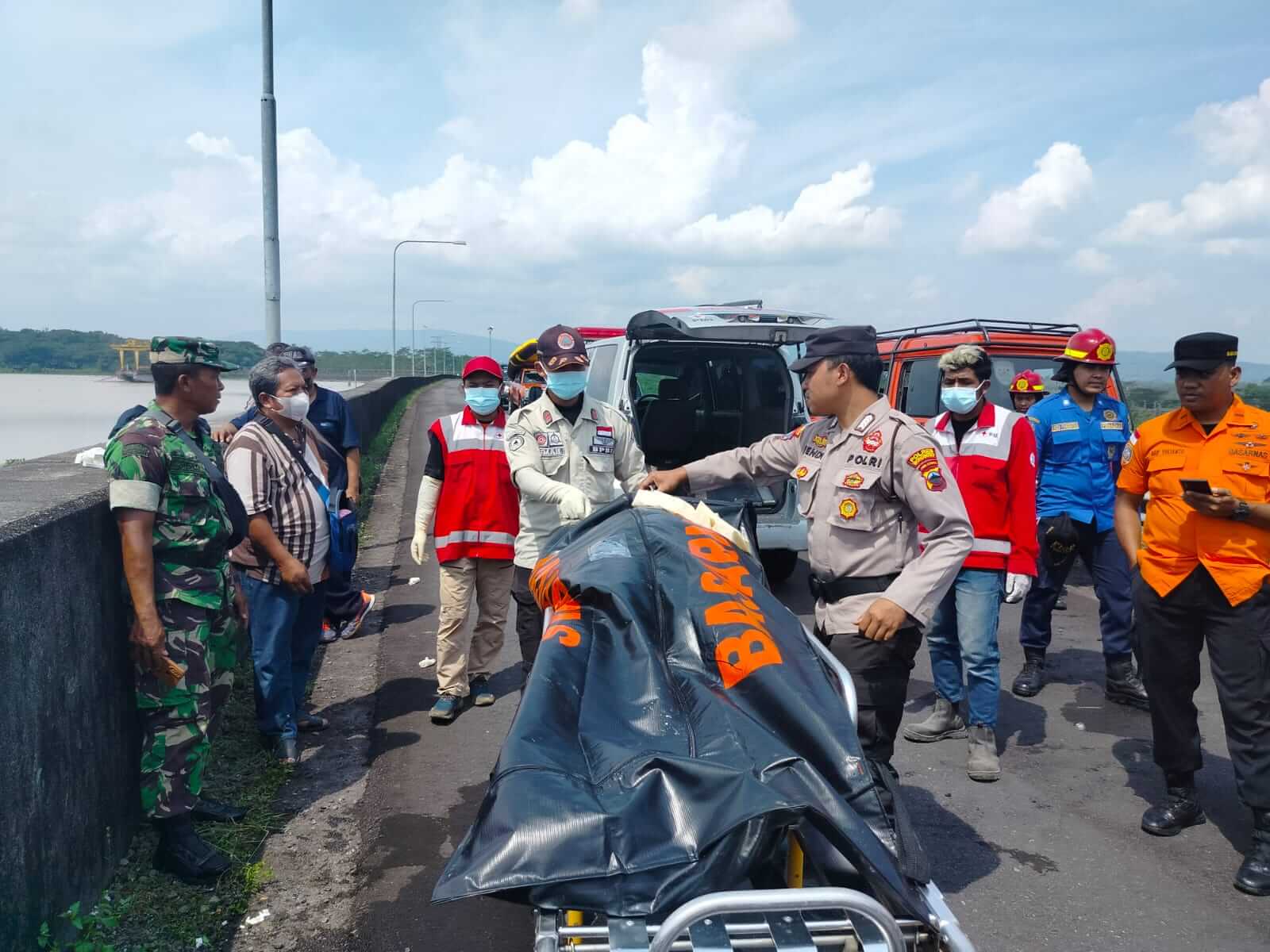 Tiga Hari Pencarian Korban Kecelakaan Yang Hanyut Di Sungai Sayangan