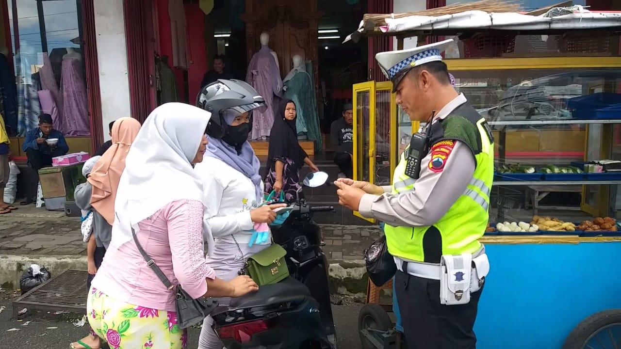 Penindakan Pelanggaran Lalu Lintas Simpang 4 Pasar Kertek Kelurahan/Kecamatan Kertek, Kabupaten Wonosobo,