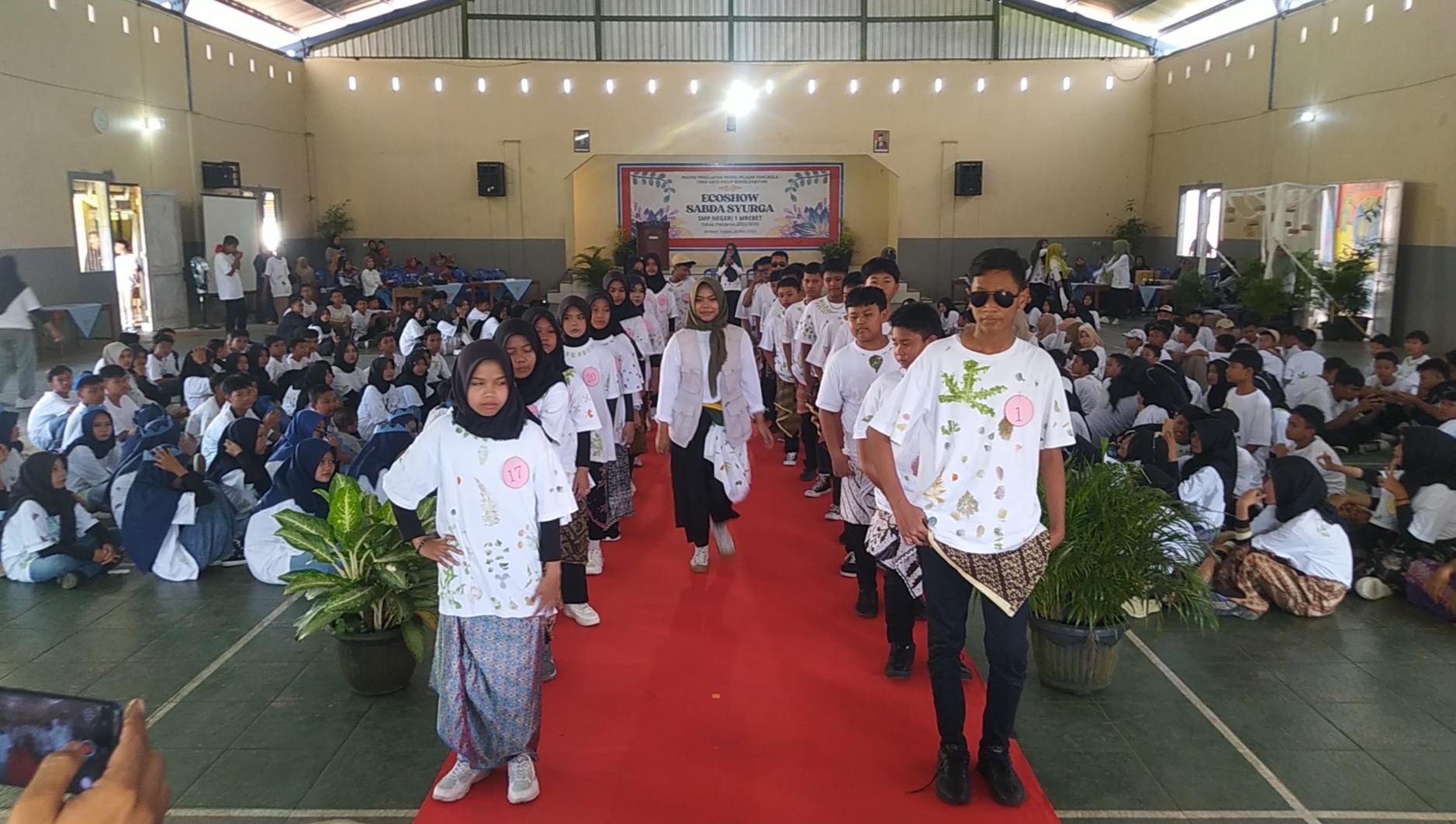 Laksanakan Implementasi P5, Kelas 7 SMPN 1 Mrebet Gelar Fashion Show Busana Ecoprint 1 IMG 20230602 004701