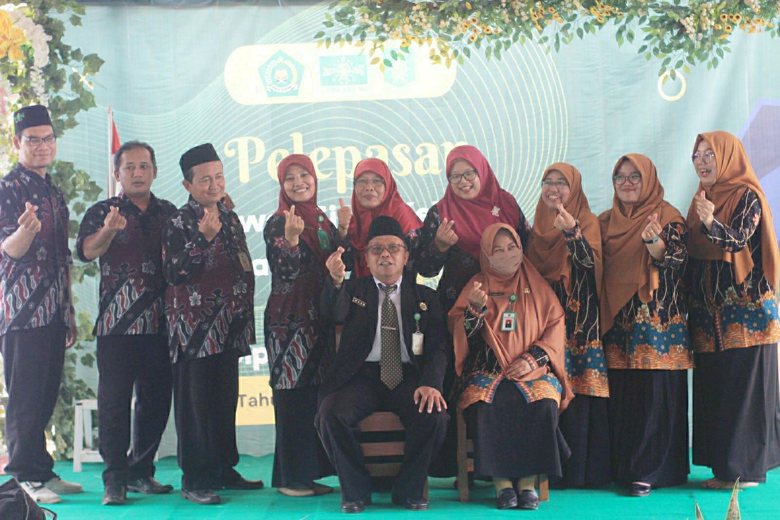 Rutin, MI Ma'arif NU Majasem Adakan Proses Pelepasan Kelas 6 Secara Meriah 2 IMG 20230616 182421