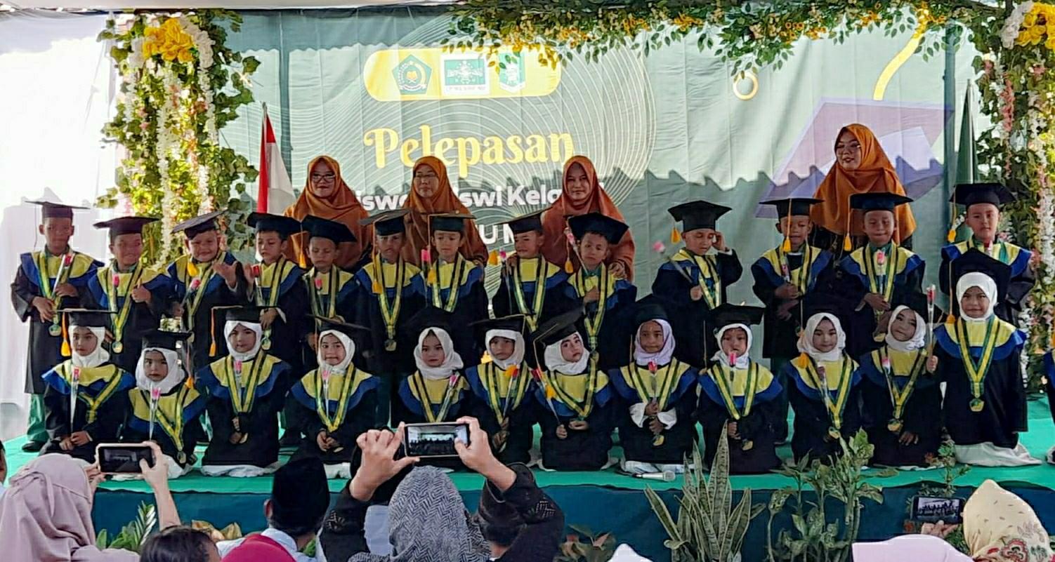 Rutin, MI Ma'arif NU Majasem Adakan Proses Pelepasan Kelas 6 Secara Meriah 1 IMG 20230616 182534