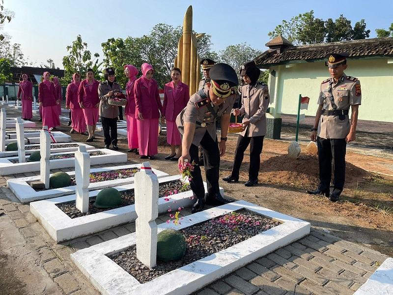 Ziarah dan Tabur Bunga