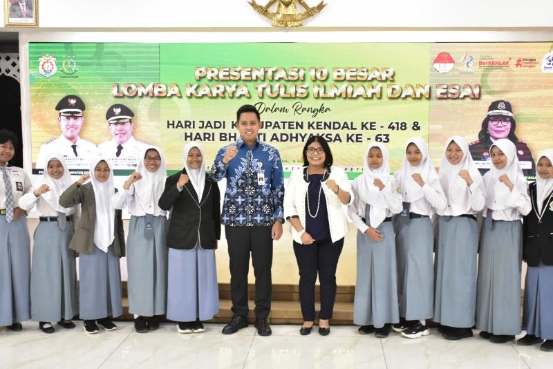 Bupati Dico foto bersama Finalis Lomba Karya Tulis Ilmiah dan Esai.