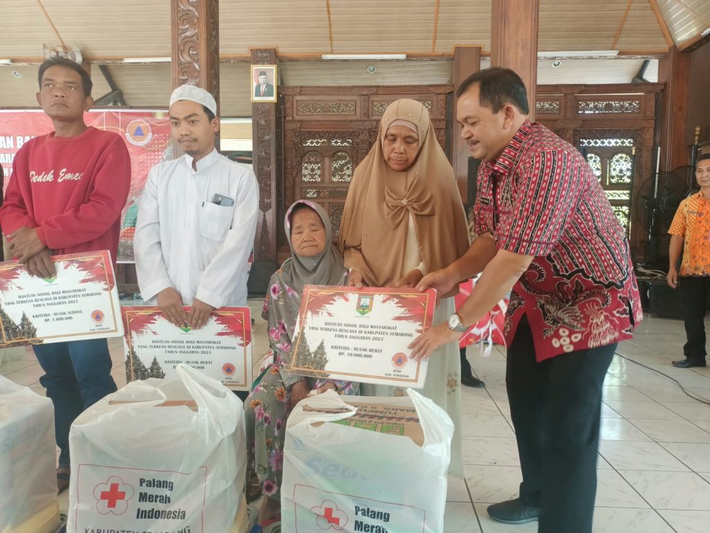 Bupati Ngesti menyerahkan bantuan kepada korban bencana secara simbolis di Pendapa Rumah Dinas Bupati Semarang