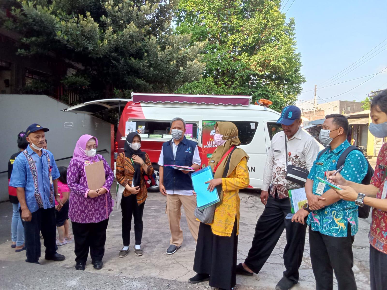 Dinas Ketahanan Pangan kota Semarang melakukan uji tingkat keamanan pangan di pasar pasar tradisional
