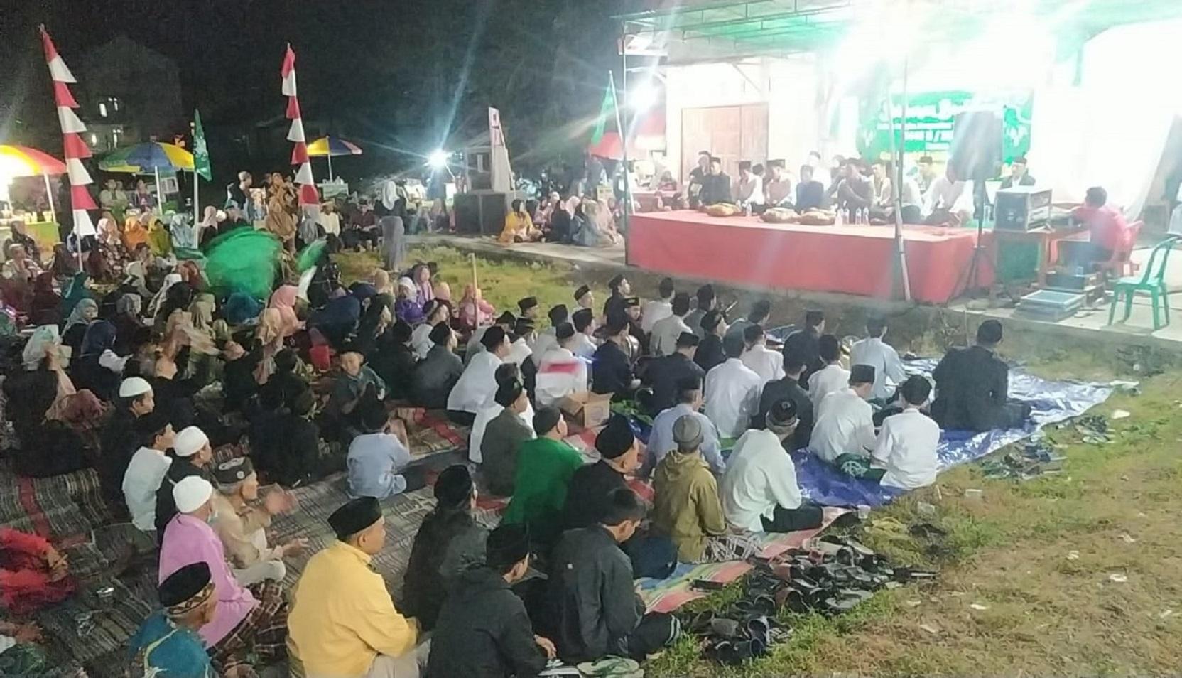 Gus Washil Labib Manggala beserta tim memimpin Sidakangen Bershalawat di lapangan Desa Sidakangen Kamis 2772023