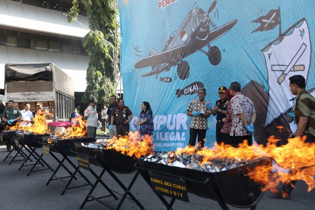 Pemusnahan rokok ilegal di halaman Kantor Gubernur Jawa Tengah