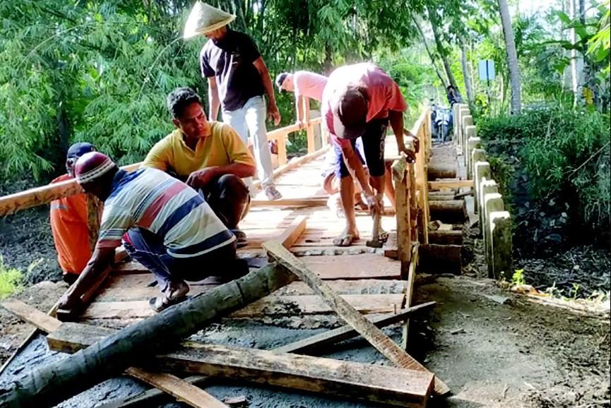 Perbaikan jembatan rusak di Desa Sidoagung Kecamatan Sruweng dilakukan secara swadaya