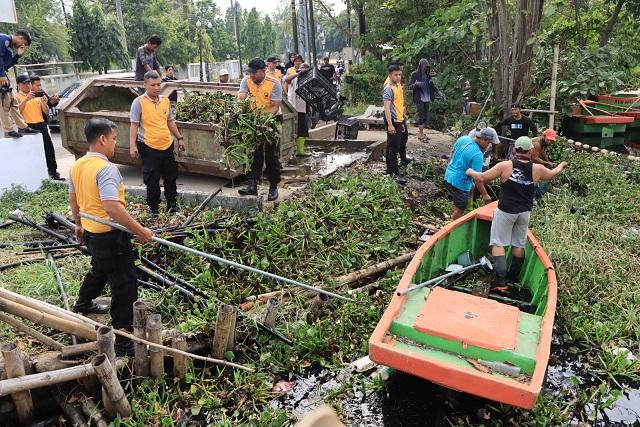 Polres Pekalongan Kota Gelar Bersih Bersih di Pantai dan Sungai Loji