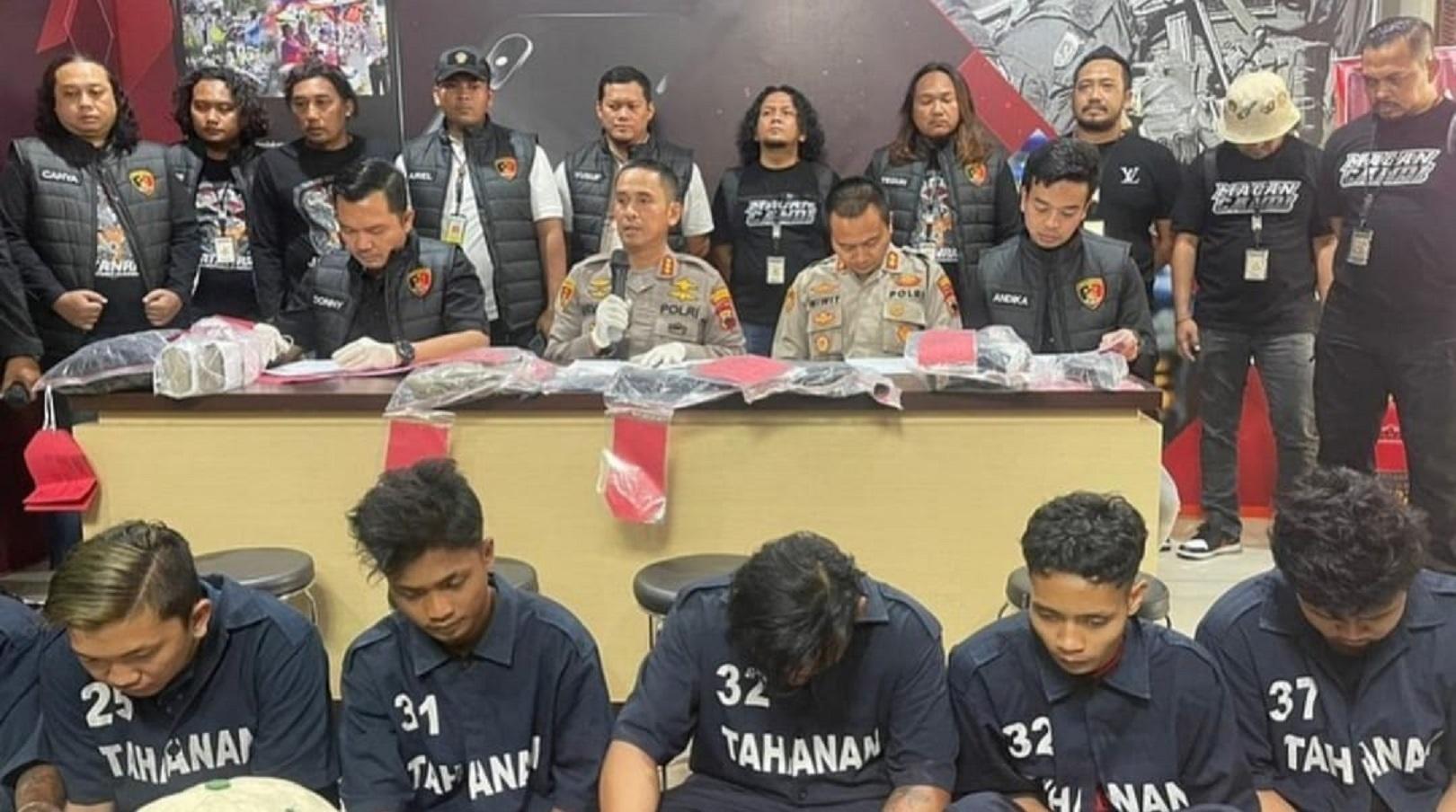 Polrestabes Semarang gelar konferensi pers kasus pengeroyokan menyebabkan korban meninggal dunia di depan Puskesmas Taman Meteseh Kecamatan Tembalang