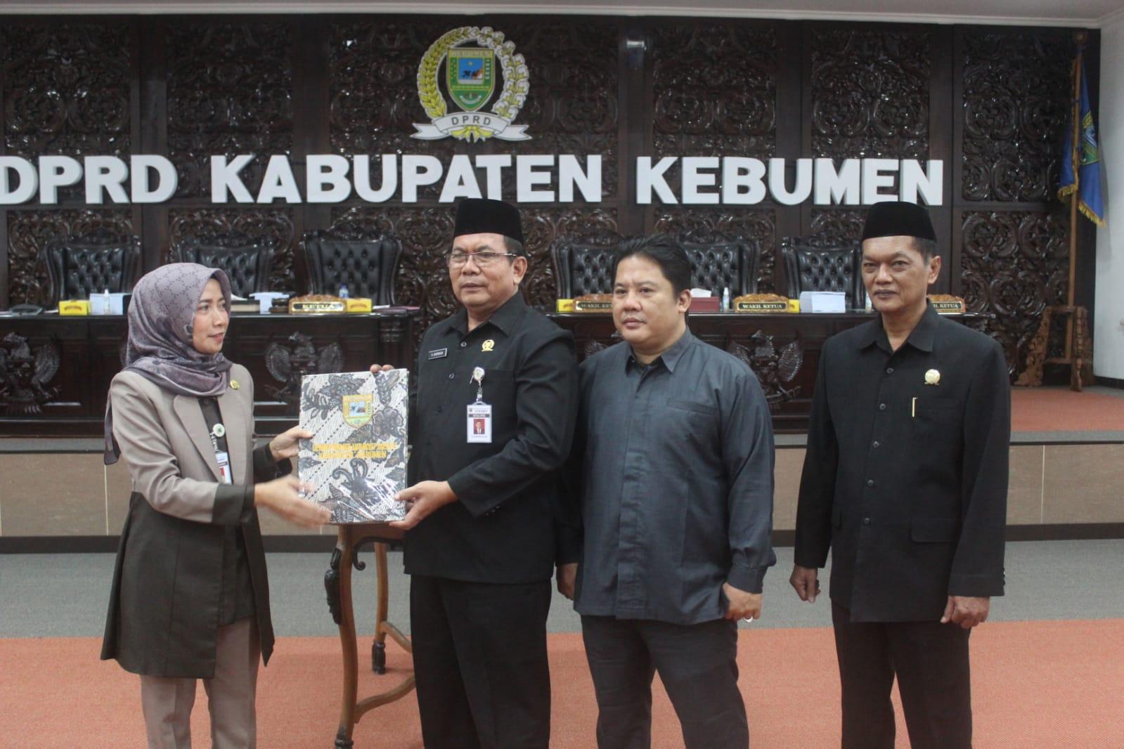 Rapat Paripurna DPRD Kabupaten Kebumen pekan ini sepakat menyetujui tiga rancangan peraturan daerah Raperda