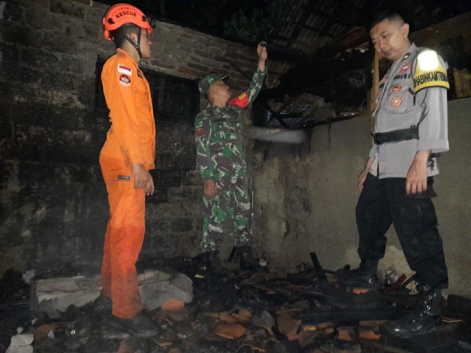 Rumah hangus terbakar