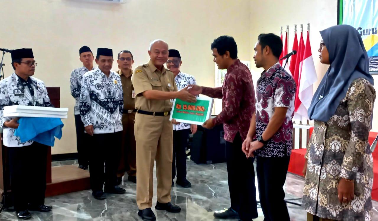 Sekda Banjarnegara Indarto menyerahkan aecara simbolis bantuan RTLH kepada GuruTU dan Penjaga Sekolah dilingkungan PGRI Banjarnegara