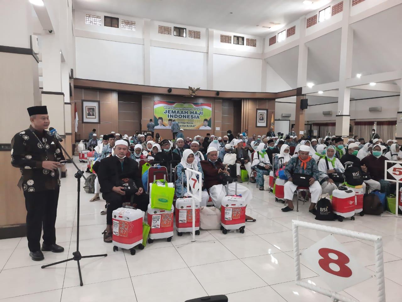 Sekda Indarto mengucapkan selamat datang dan bersyukur karena jemaah haji Kabupaten Banjarnegara telah tiba di tanah air dengan selamat dan sehat wal afiat